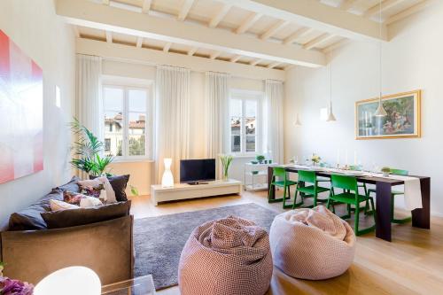  Casa Cachi 2, Modern Spacious 2 bedrooms apartment with terrace and elevator in Lucca