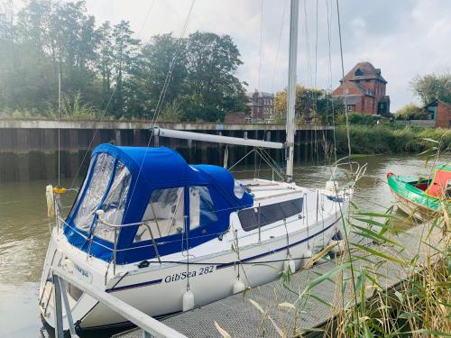 Cosy Sailing Boat Glamping Accommodation on the River in Sandwich - Hotel