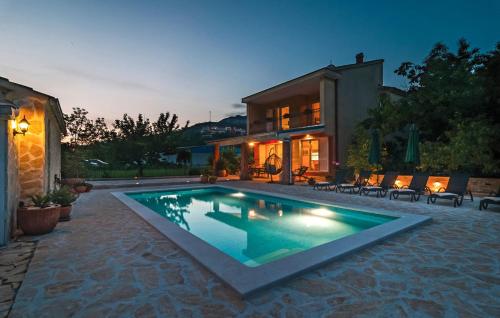 House with pool Ela