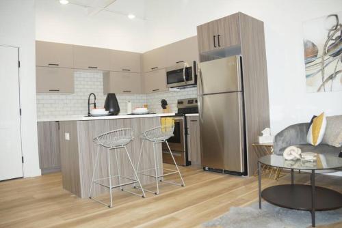 NEW Cozy Modern 1 BR Getaway Close to Everything! + Free Parking
