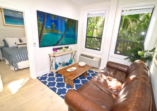 Tropical Beach Condo - Pool, Shops, 86" TV, WiFi in Palm Beach, USA