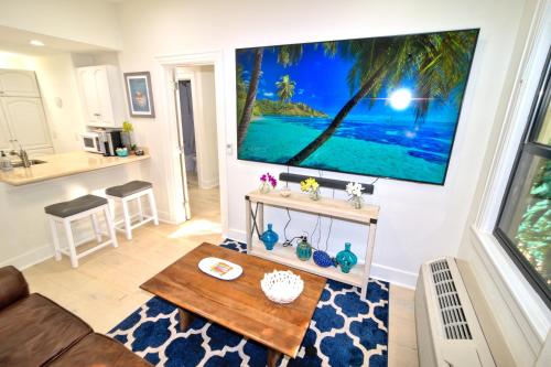Tropical Beach Condo - Pool, Shops, 86" TV, WiFi in Palm Beach, USA