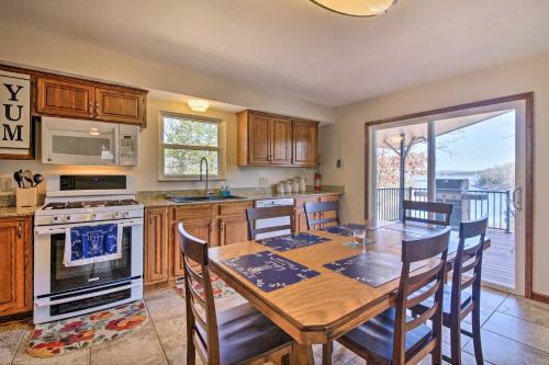Lakeside Abode 13 Mi to Silver Dollar City! in Branson West, USA