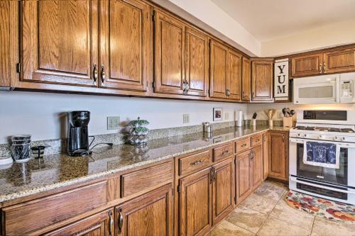 Lakeside Abode 13 Mi to Silver Dollar City! in Branson West, USA