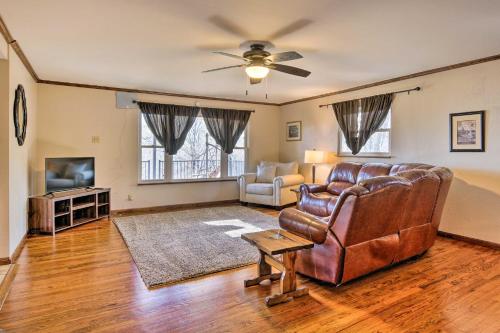Lakeside Abode 13 Mi to Silver Dollar City! in Branson West, USA