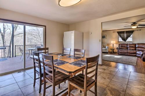 Lakeside Abode 13 Mi to Silver Dollar City! in Branson West, USA