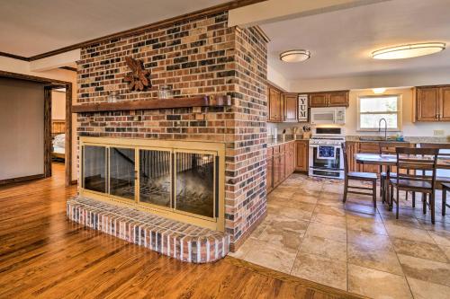 Lakeside Abode 13 Mi to Silver Dollar City! in Branson West, USA