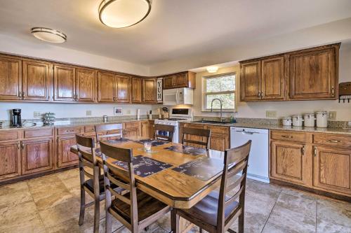 Lakeside Abode 13 Mi to Silver Dollar City! in Branson West, USA