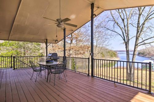 Lakeside Abode 13 Mi to Silver Dollar City! in Branson West, USA