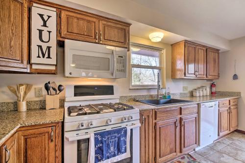 Lakeside Abode 13 Mi to Silver Dollar City! in Branson West, USA