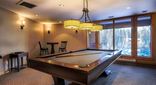 Luxurious Rundle Cliffs Lodge in Spring Creek