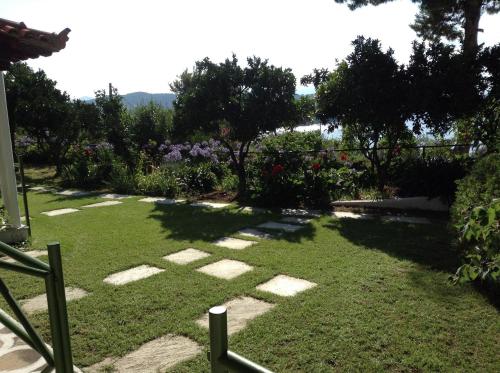 Twin Room with Garden View image 4