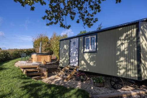 Abbey Farm Glamping & Cottage in Thame