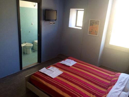 Double or Twin Room with Garden View image 3