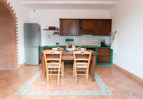 VILLA VICINUS - Cozy House with Private Garden & Parking