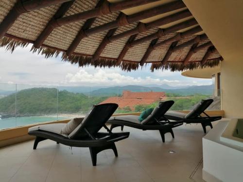 Oceanfront luxury condo with jacuzzi - 10th floor