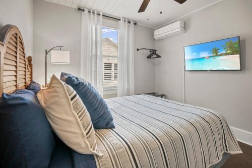 Remodeled with Love, Quaint Dog Friendly Historic Cottage with Screened Patio