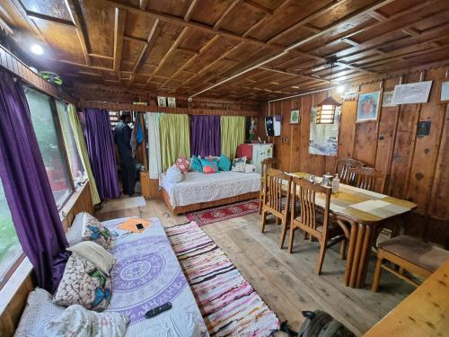 Ishan Log Huts- A Boutique Homestay-since 1999