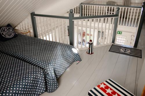 3 queen beds, 4 sofa beds, 2 futon beds