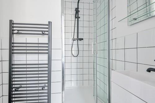 Stylish 5 Bedroom 5 Bathroom House (Sleeps 10) with Garden, Smart TV and Free Parking by Yoko Proper