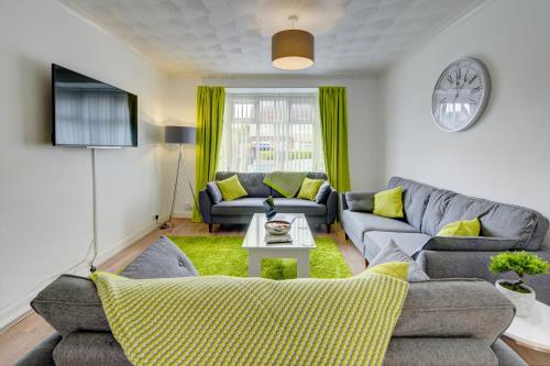Large Contractor house w/Parking and Netflix by Passionfruit Properties