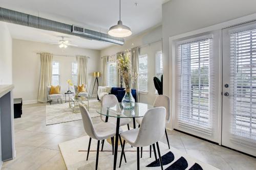 Superior 2 Br Condo w/ Balcony mins from Houston Downtown, Medical Ctr/Galleria