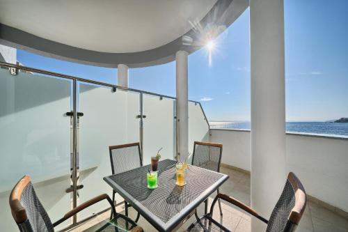Sunset Split Rooms - image 3