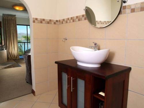 La Dolce Vita Guest House Set in a prime location of Hartbeespoort, La Dolce Vita Guest House puts everything the city has to offer just outside your doorstep. The property has everything you need for a comfortable stay. Take 