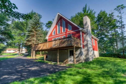 Beautiful Chalet with Hot Tub & Sauna in Poconos thumb 3