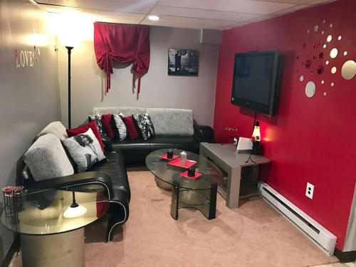 Beautiful Chalet with Hot Tub & Sauna in Poconos thumb 4
