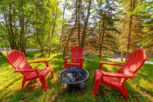 Beautiful Chalet with Hot Tub & Sauna in Poconos detail