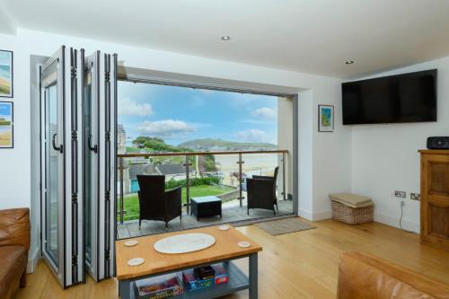 The Beach House & Porth Sands Apartments - image 5