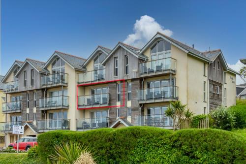 Exterior view, The Beach House & Porth Sands Apartments in Newquay Waterfront