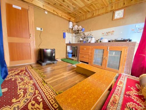 1 BHK INDEPENDENT MUD HOUSE WITH NETFLIX, POWER BACKUP, WIFi ,BALCONY, KITCHEN