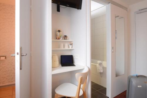 room detail thumbnail 2