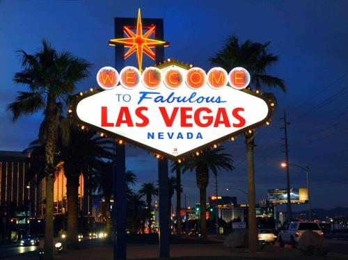 Spacious Condo Near the Strip with Parking