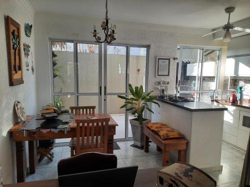 ห้องอาหาร, Charmosa casa em condominio com quintal in วีลาอันดราเด