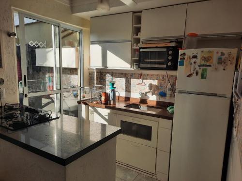 ห้องครัว, Charmosa casa em condominio com quintal in วีลาอันดราเด