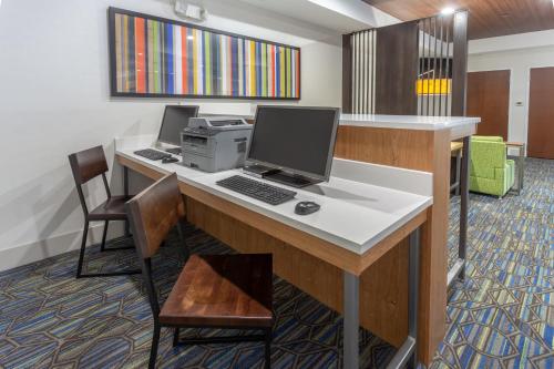Holiday Inn Express & Suites Milwaukee NW - Park Place, an IHG Hotel