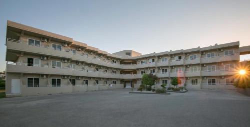 Hillside Studios & Apartments - image 12