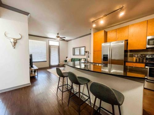 Cozy Apartment with Pool - Energy Corridor Gem