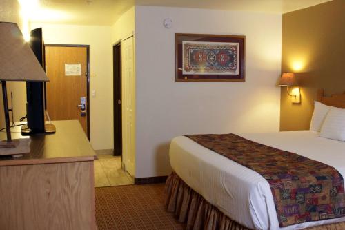 King Room with Walk-In Shower - Disability Access/Pool Side