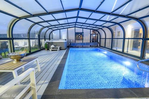 אחוזה על המים - וילה יוקרתית עם בריכה מחוממת וג'קוזי - Luxury 4 Bedroom villa with heated pool and jacuzzi