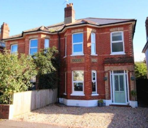 Stunning 3 Bedroom Holiday Home near the Beach