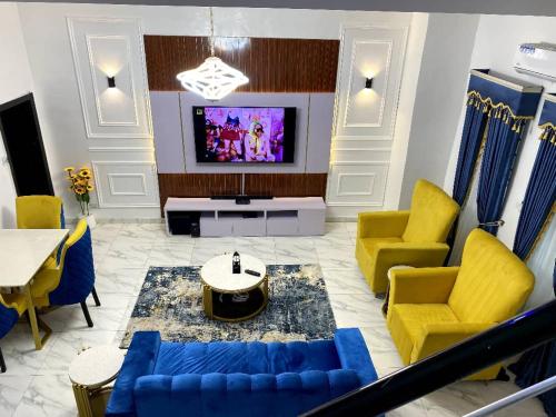 Cozy 4 Bedroom Duplex in Chevron