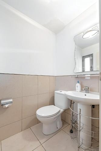 Three-Bedroom Townhouse image 9