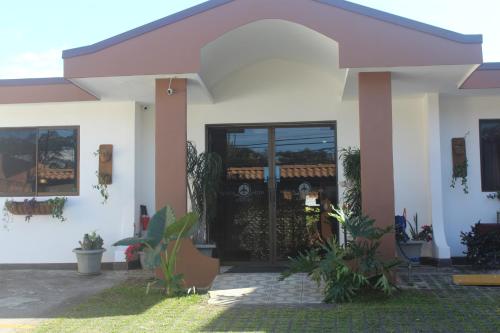 Entrance, Berlor Airport Inn in Alajuela
