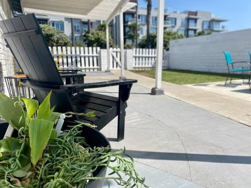 Steps To The Beach, Pacific City and Main Street - Studio in Huntington Beach