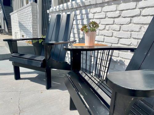 Steps To The Beach, Pacific City and Main Street - Studio in Huntington Beach
