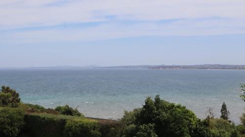 Luxury Holiday home with cliff top sea and city views – khách sạn tại Manly / Whangaparaoa